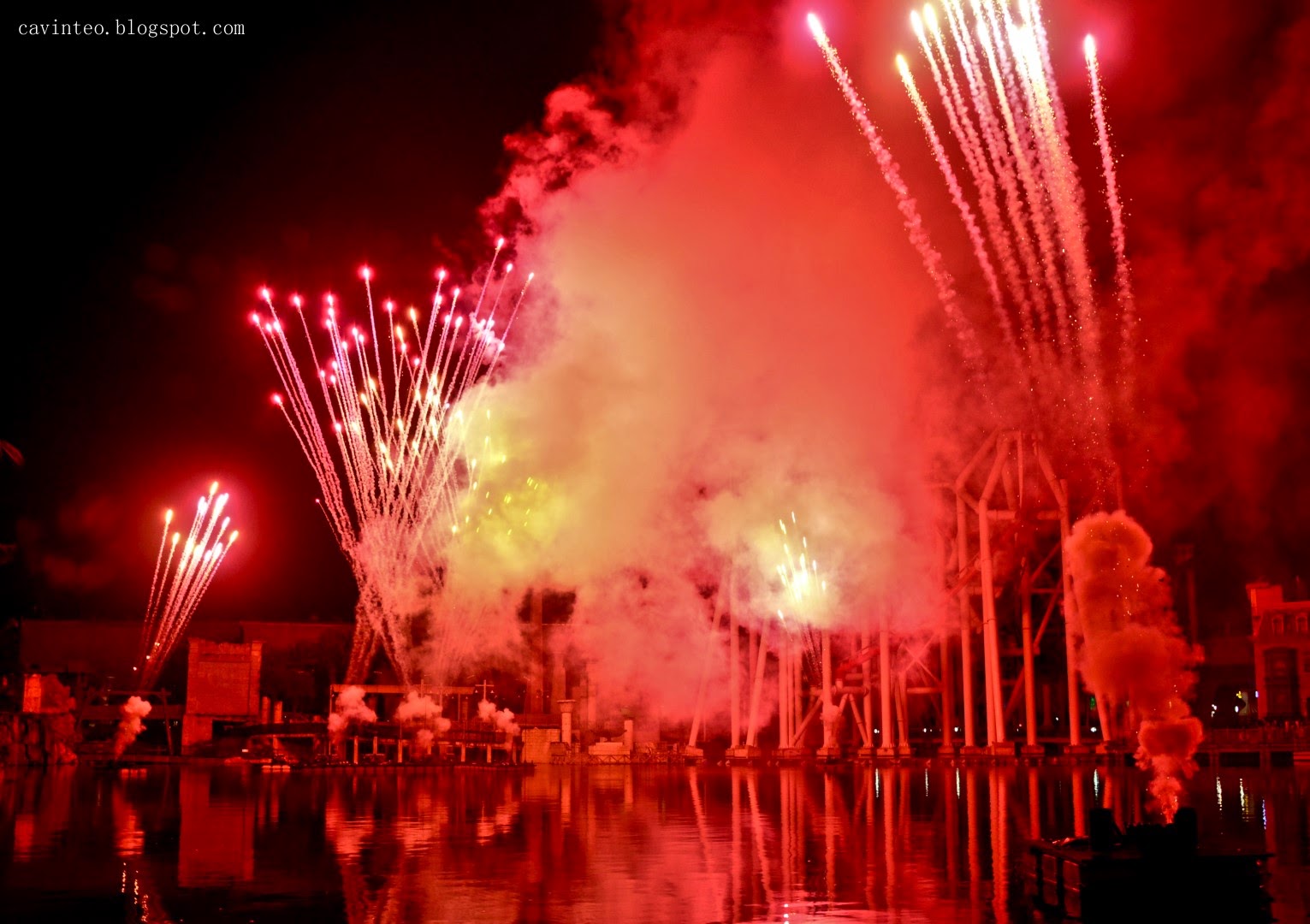 Entree Kibbles Fireworks Show (Lake Hollywood Spectacular) Universal